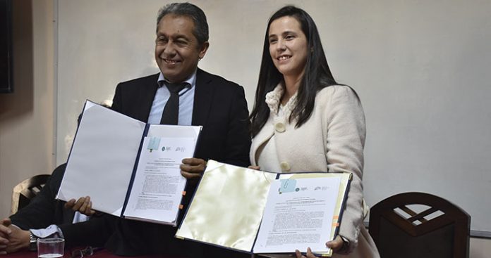 Directora Ejecutiva de ABEN, Hortensia Jiménez Rivera firma acuerdo con Decano de Ingeniería, de UMSA.