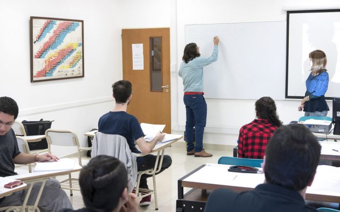 54 nóveles estudiantes se incorporan a los institutos Beninson y Balseiro.